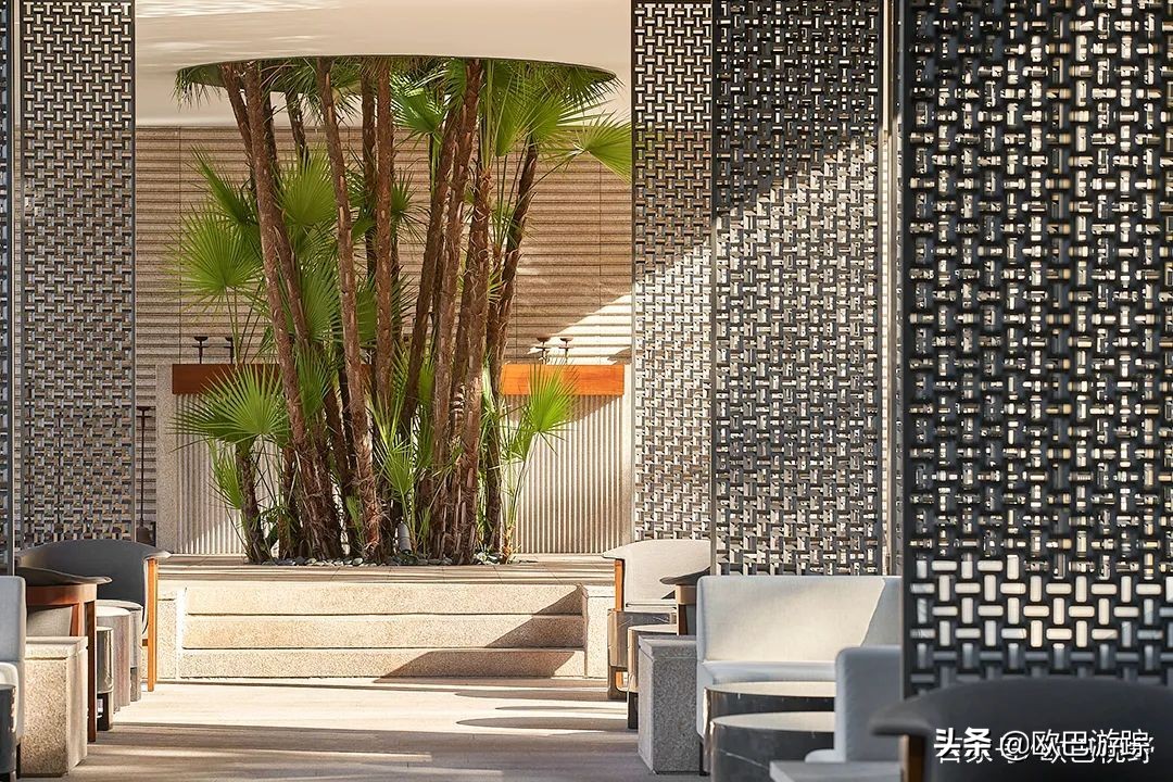 厦门这家奢牌酒店，毗邻繁华，却又遁于静谧迷人的港湾