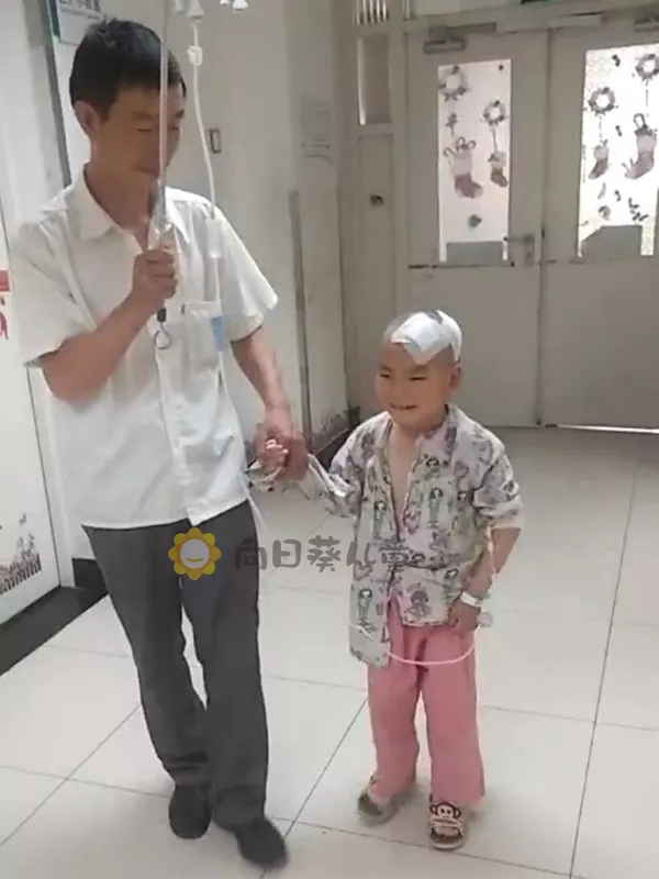 “爸爸,咱家的床好像在转”内蒙古单亲爸爸带脑瘤儿子进京求医路