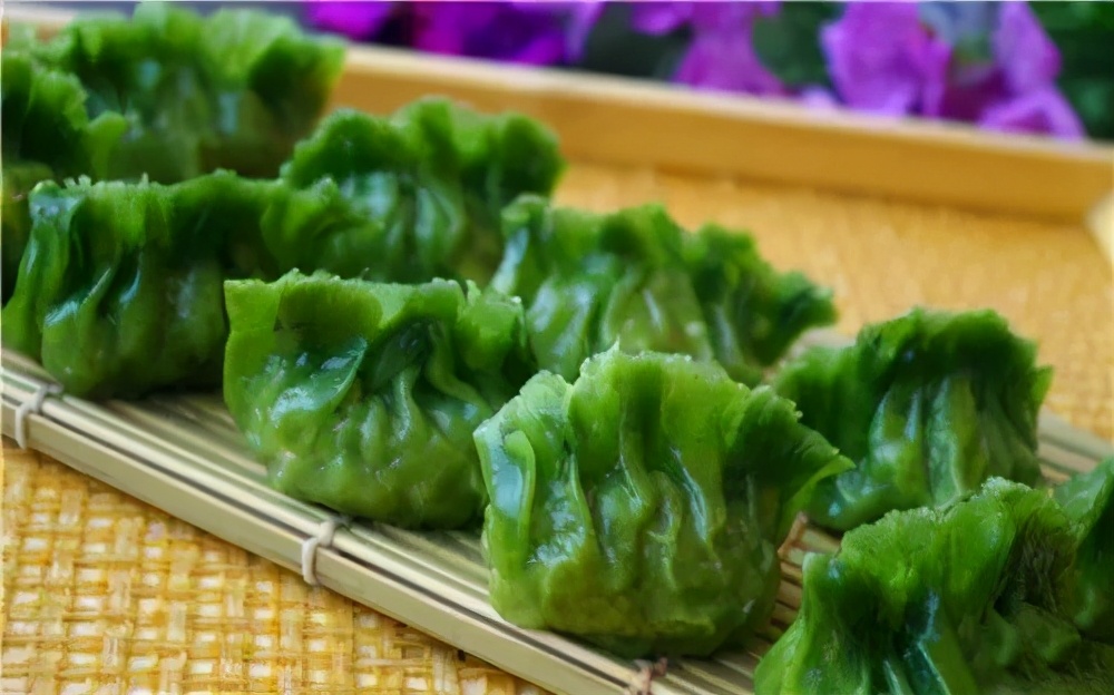 食用妙处:艾叶饺子味道甘美鲜嫩,猪肉中富含丰富的蛋白质和脂肪,以及