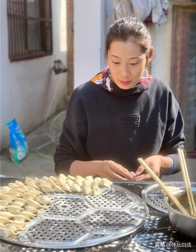 朱婷夺冠后家里的变化(喜气洋洋！朱婷回农村老家过年，院子里包饺子，贴对联不用梯子)