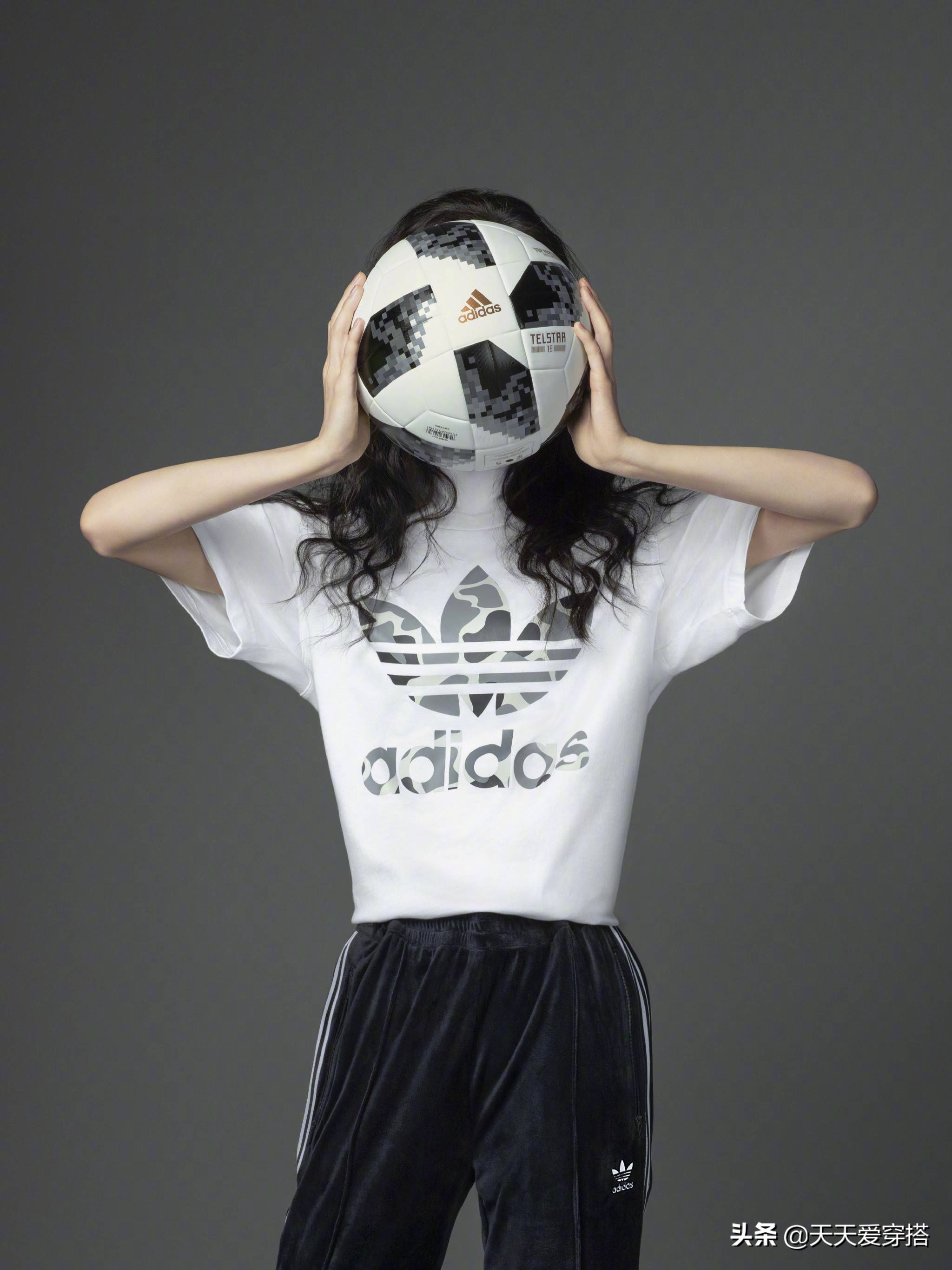 外国美女足球宝贝写真(关晓彤、鞠婧祎、杨幂等大女星足球宝贝造型，你觉得谁最美？)
