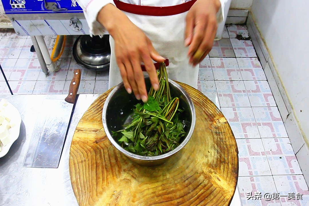 香椿怎么吃（香椿的正确食用方法，焯不焯水看你怎么选，和豆腐伴着吃，真香）
