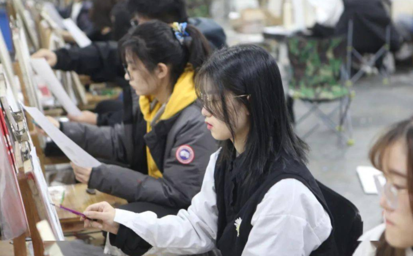 大学毕业后才知道，原来“美术生”发展空间很广阔，大学生很庆幸