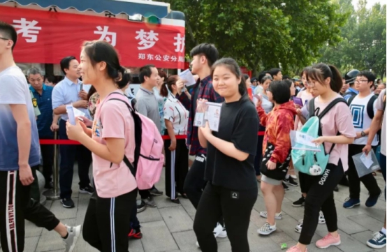 河南考生有多难？2021年高考招生又出争议，郑大河大缩招10%