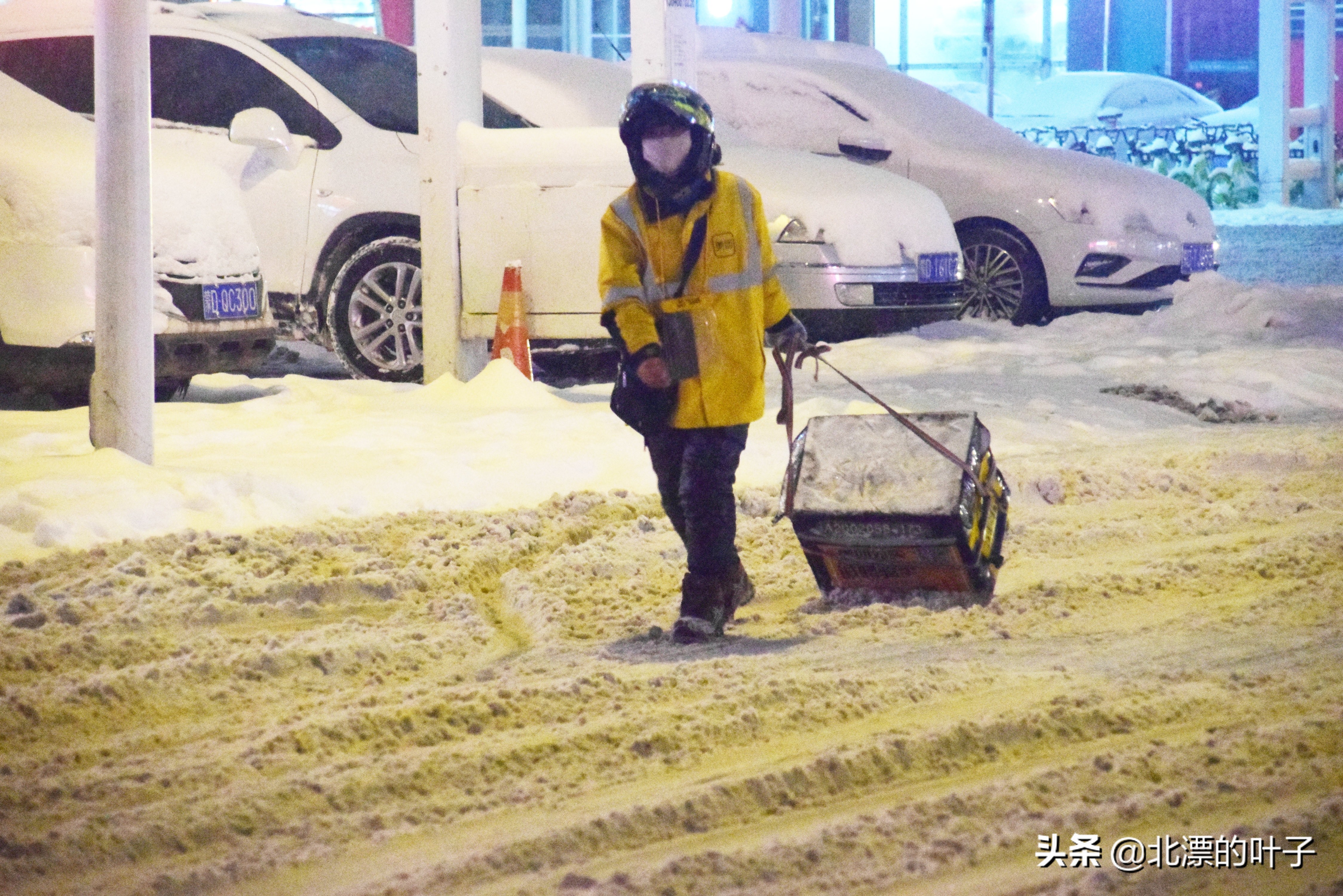 大雪之中，女士拖着箱子去送外卖，箱子坏了，恳请王兴不要扣她钱