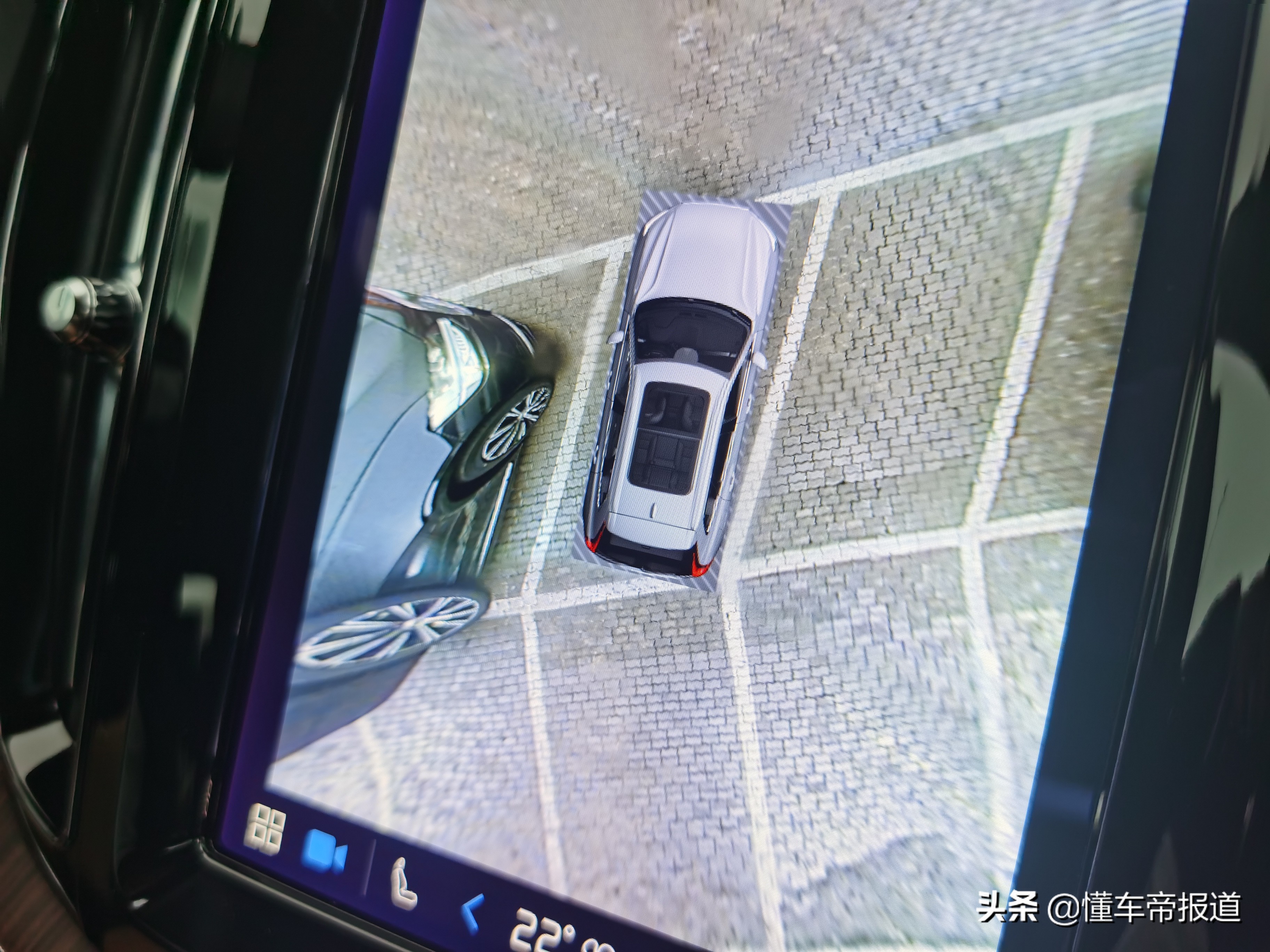 新车｜能加电能喝油，行驶质感大跃进！试驾沃尔沃XC60 RECHARGE