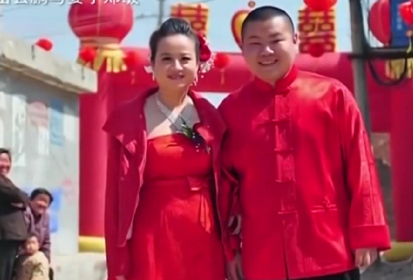 岳云鹏老婆带女儿去德云社，化淡妆戴名牌耳环，遭粉丝围观人气高