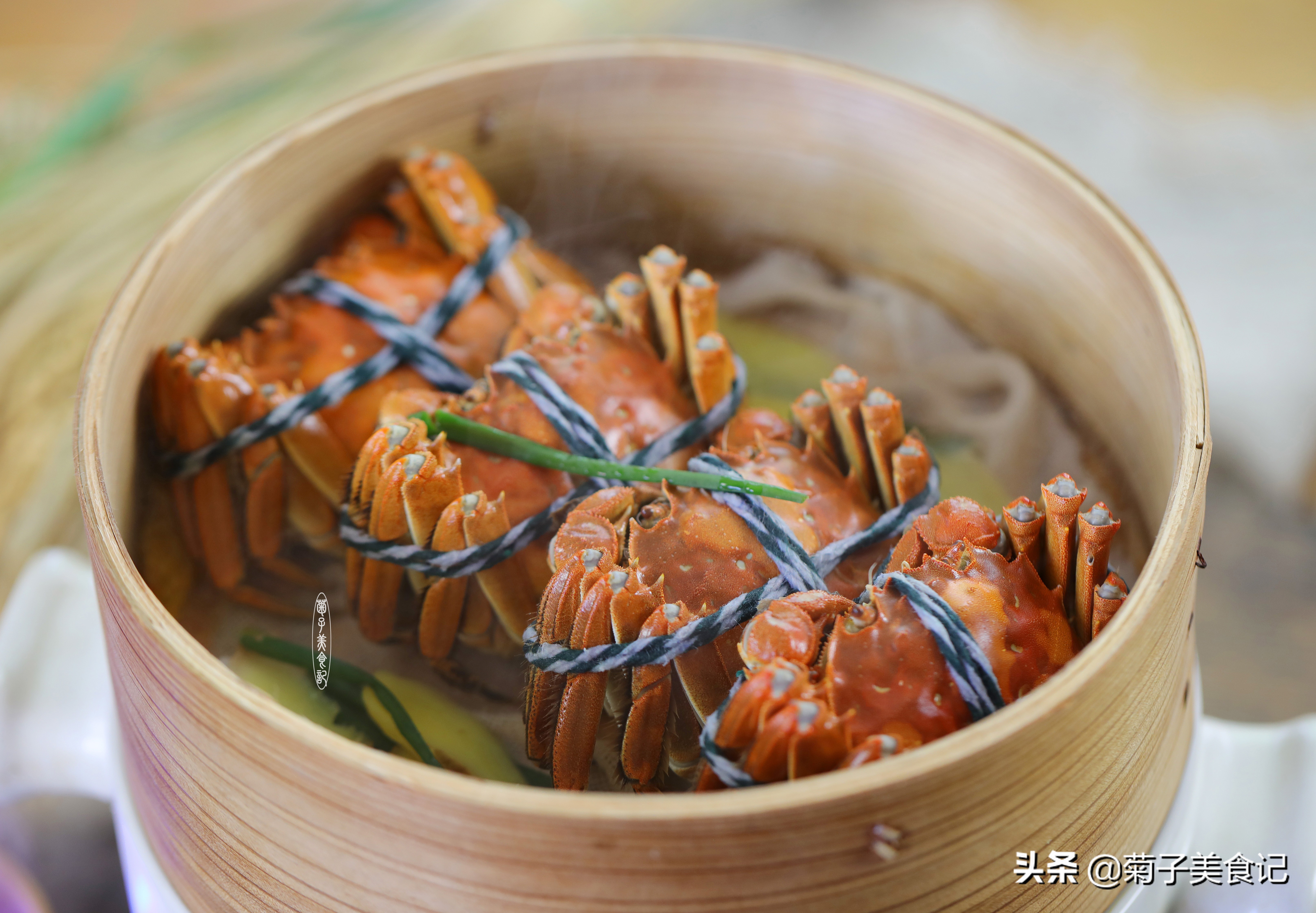 大闸蟹怎么做才能好吃？清蒸只要三步，搭配蘸酱，简单味美又鲜香