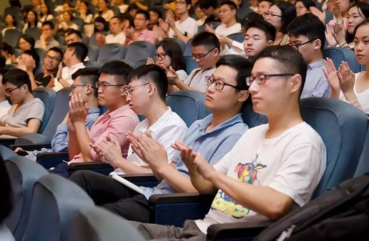 复旦开除3名违法学生，同学因不满处分“闹事”，高校处理过分吗