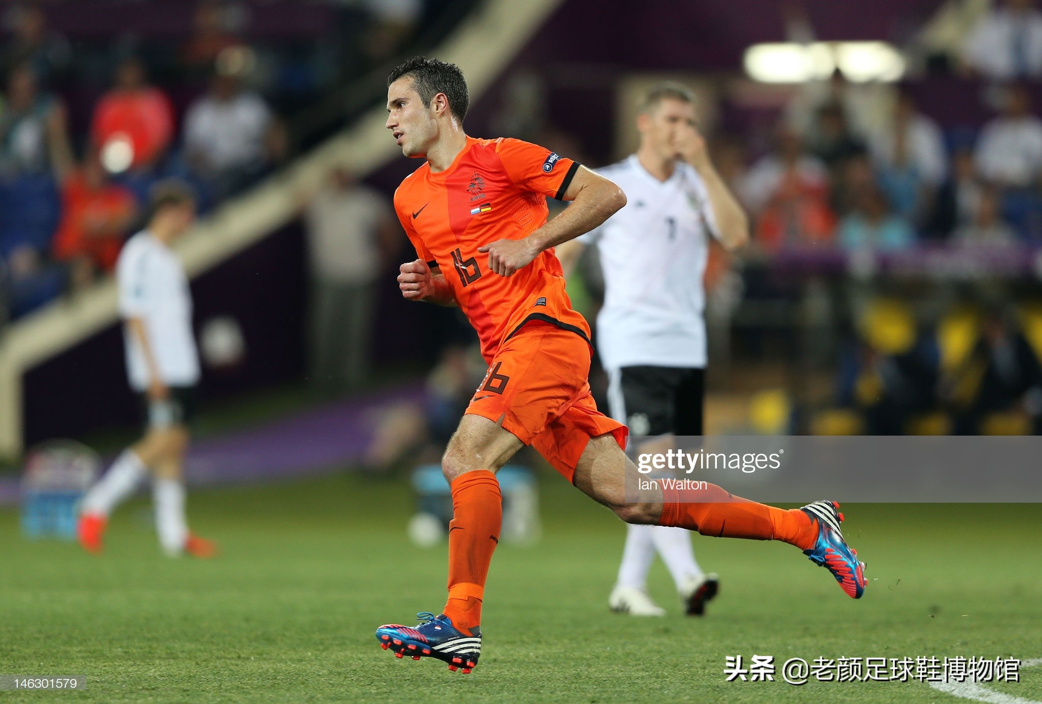 范佩西头球动图(穿上神鞋连获两个英超最佳射手,鱼跃头球成就荷兰历史