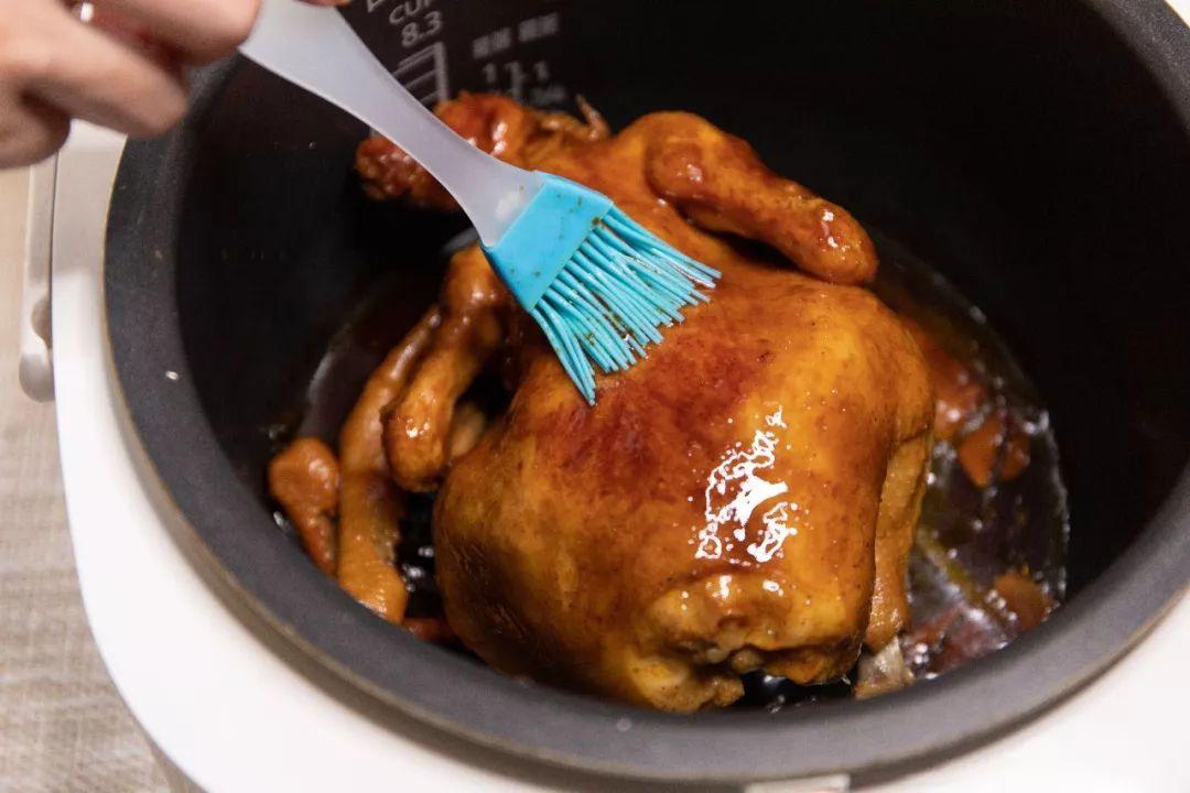 电饭煲烤鸡的制作方法（教你做出香软脱骨的烤鸡）