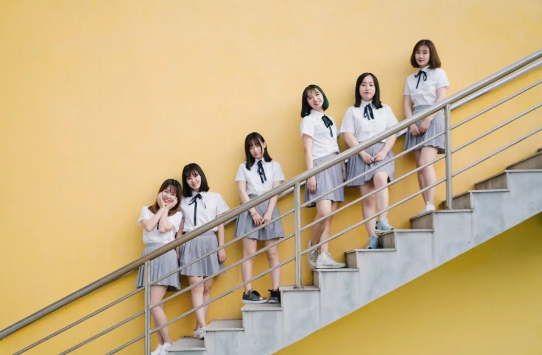 毕业照创意姿势拍照图片(毕业合照这么拍,张张都超美)