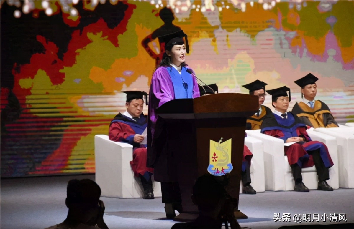 她有“最美女校长”之称，22岁大学任教，49岁成汕头大学校长