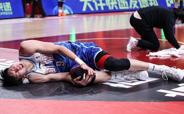 为什么cba的队医那么菜（意外！周琦受伤事件反转，CBA长文回击，彰显新疆队医太业余？）