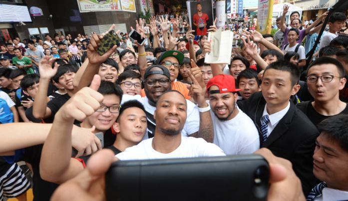 从NBA球星与中国球迷自拍，看谁是人气王？科比一张图塞满数万人