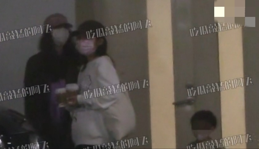 吴奇隆刘诗诗带娃去医院，放下工作全程陪同，儿子乖巧躺爸爸怀里