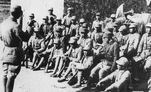 因为"八路军"与"新四军"都是国民党军队编制,解放战争全面爆发后,再