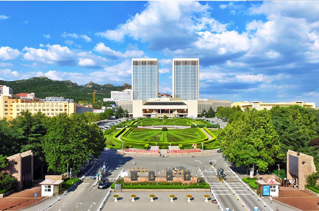 青岛大学运动会火了，举牌女生个个赛仙女，网友：行走的招生简章