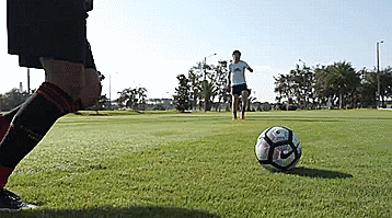 怎样学足球我是新手（五个初学者必会的足球基本技巧）