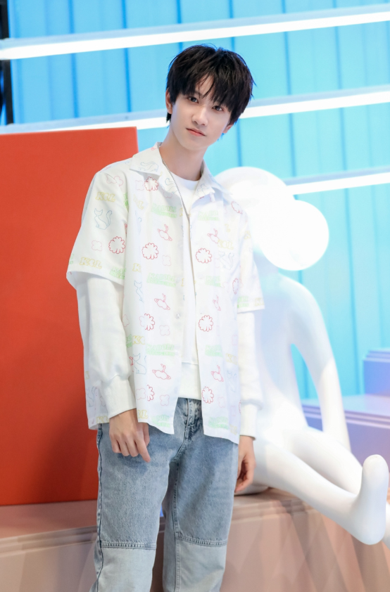 敖子逸“失控长高”太绝，看他穿上奶油袜，腿长就有1米8