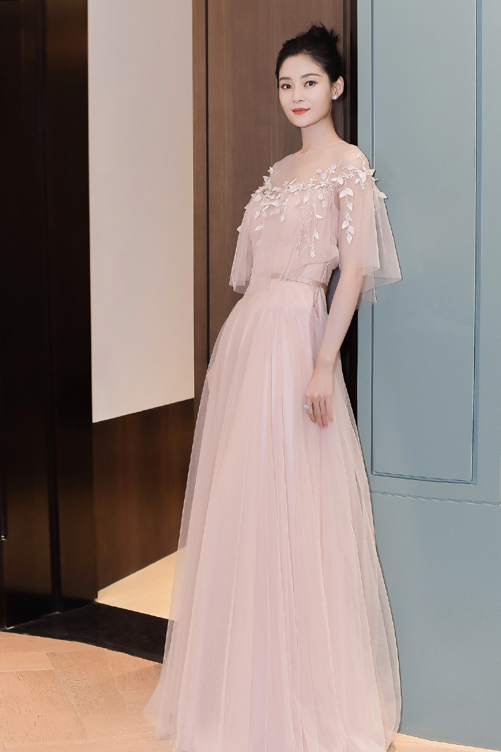 高端真丝连衣裙长裙图片("纯妃"变女强人,宝石蓝真丝开叉长裙,配高跟