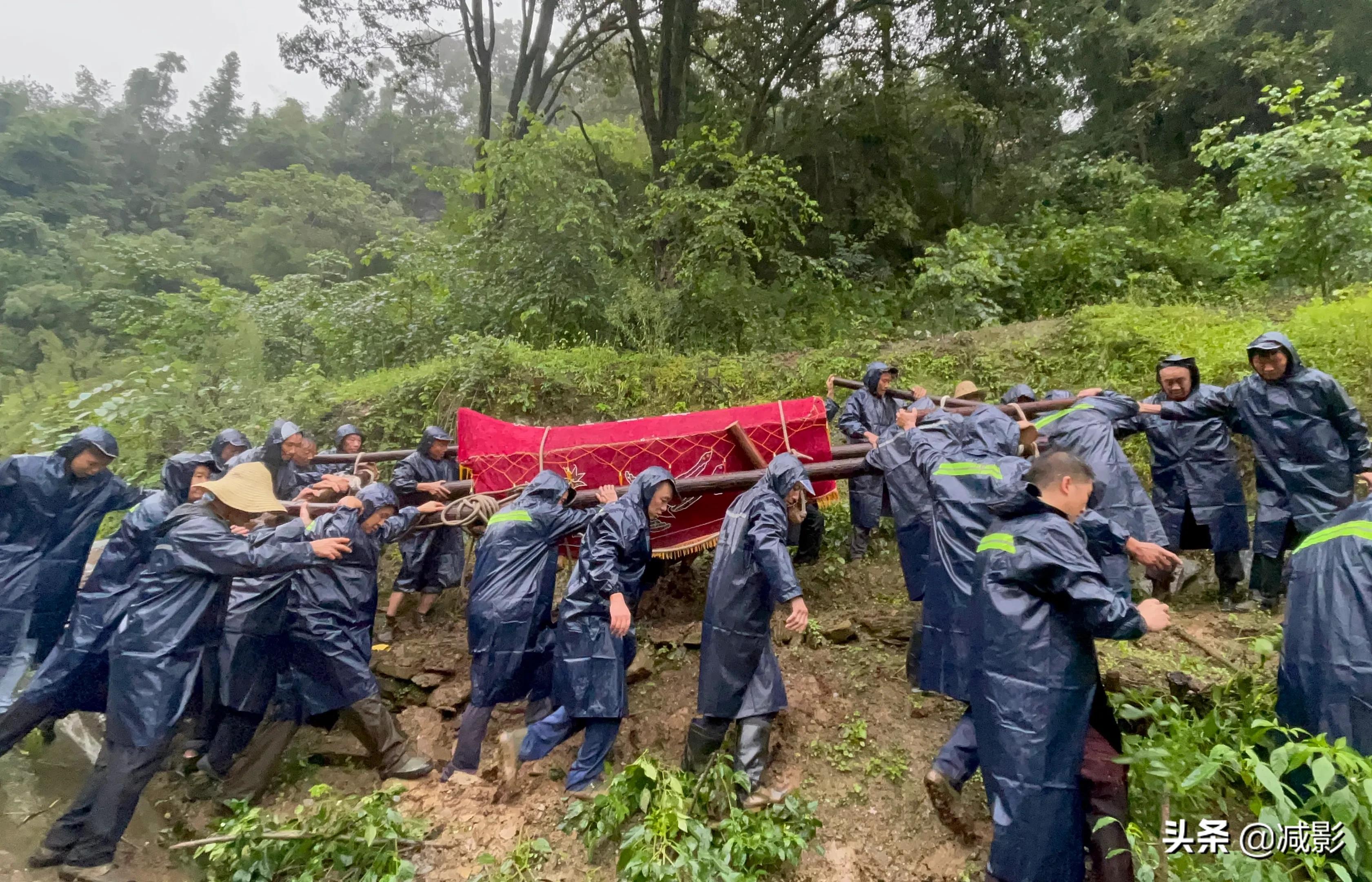 秦巴山区的葬礼，棺材800斤重需8人抬