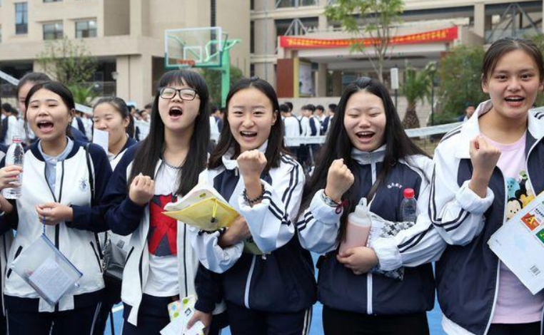 高考满分作文《酒》，全篇一个酒字没写，却有了让人沉醉的感觉