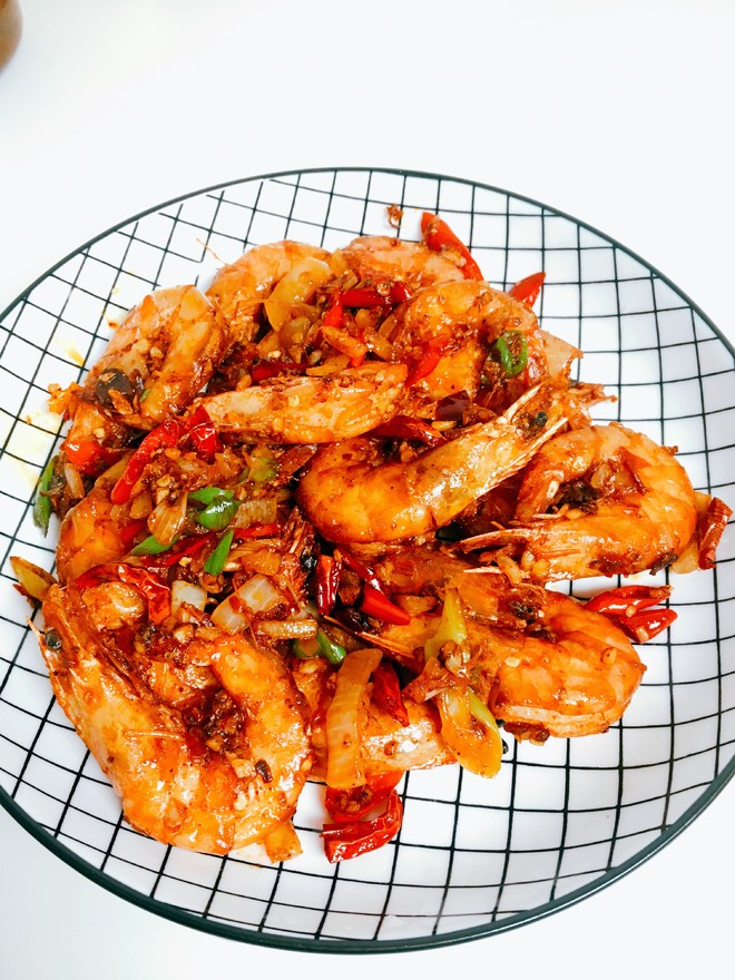 香辣虾煮好之后,可以根据自己的口味进行调配料汁,把虾蘸上调料汁就