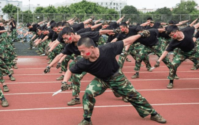 985四川大学新生军训因小事引发互相举报，看似闹剧实则需要深思