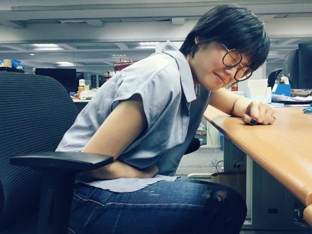 关于肚子疼得说说配图(例假肚子疼朋友圈说说配图) _晶羽文学网