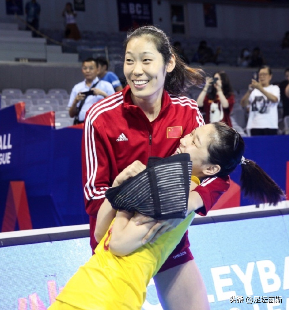 惠若琪朱婷恩爱瞬间(朱婷搂抱4队友贴脸1人亲热!