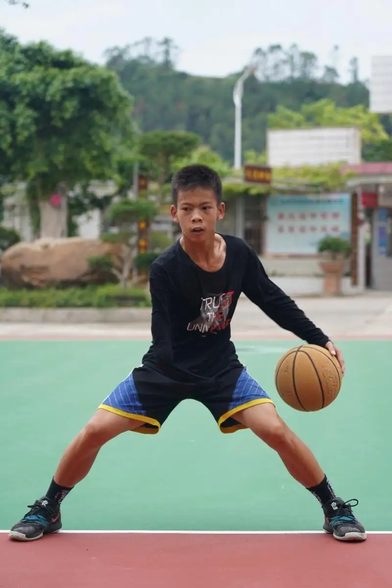 有哪个cba球员是云浮的(13岁广东云浮独臂少年火爆篮球圈，没有刻苦努力，那来的成功)