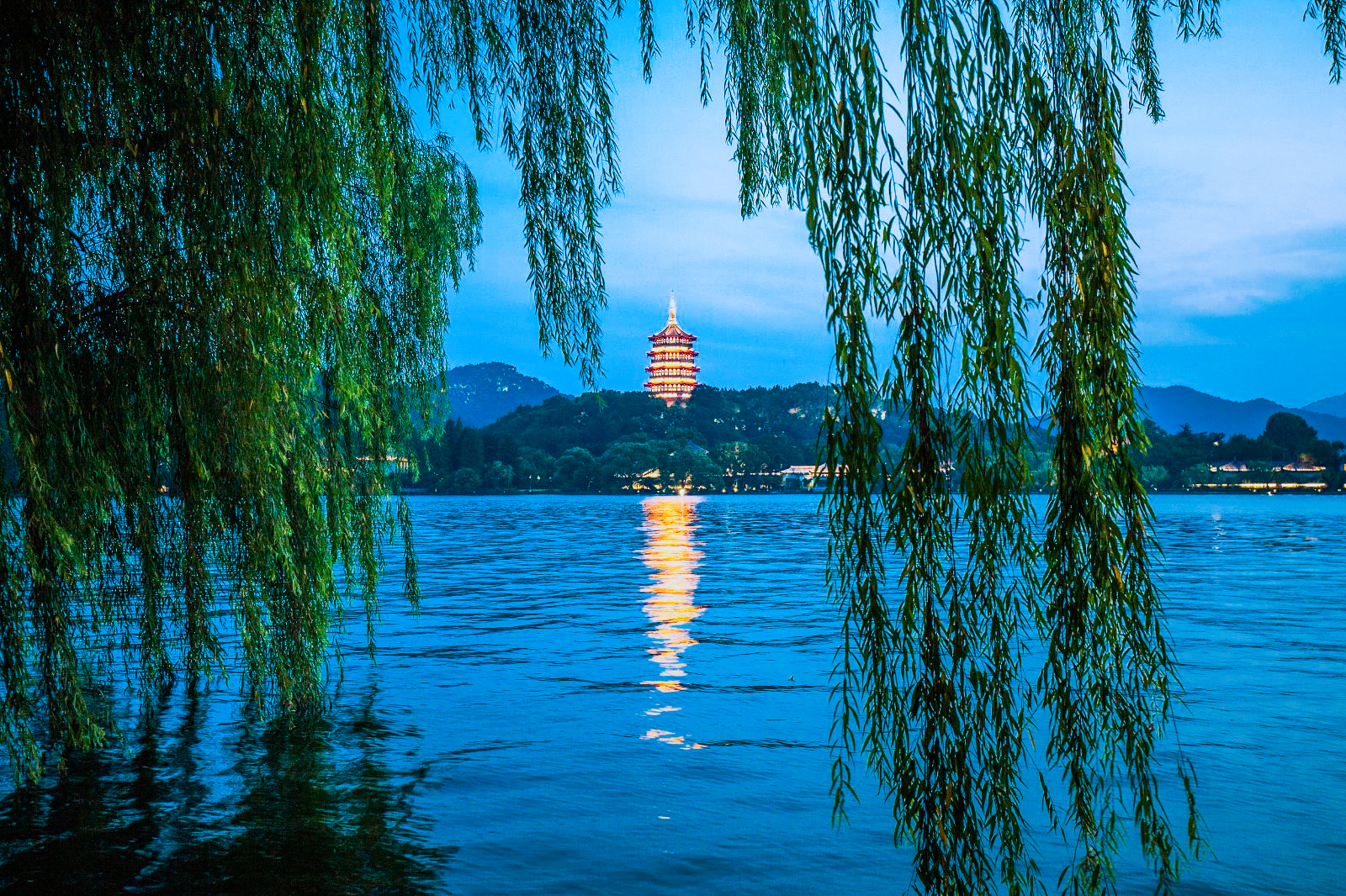 杭州哪里热闹好玩(《城市有街景》人间天堂，逛遍杭州，才知道最值得去的6条步行街)