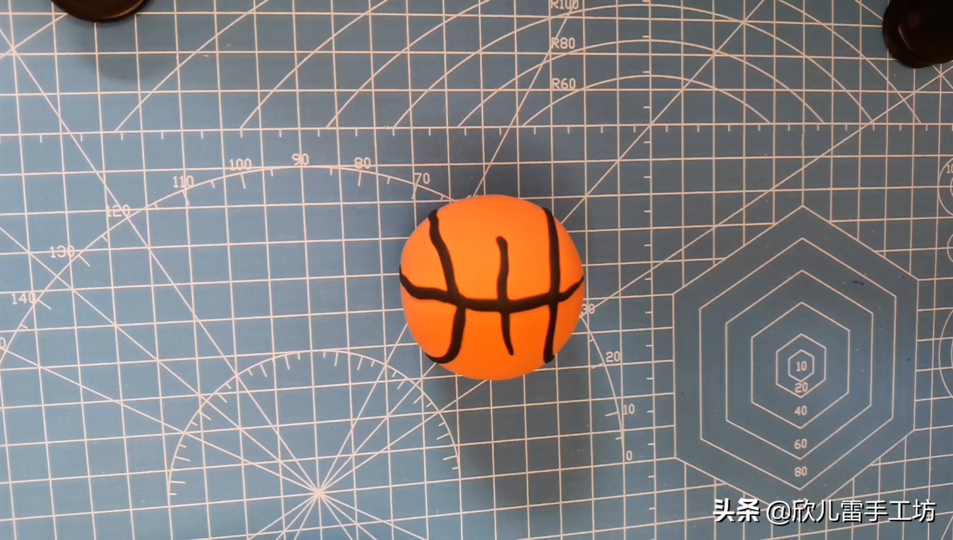 如何把篮球搓起来(简单好做手工黏土橡皮泥篮球，以后不用买了教你自己动手做一个)
