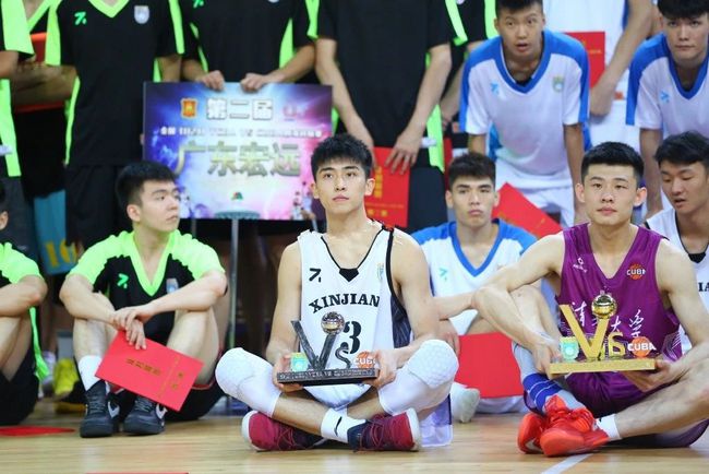 西安体院“00后”校草走红，193大长腿身材太棒，网友：姐姐等你