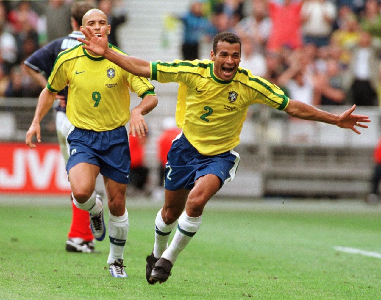 卡福2002世界杯(巴西队队长卡福欠下巨债，卖掉5套房不够还，网友：早知道北上广买房)