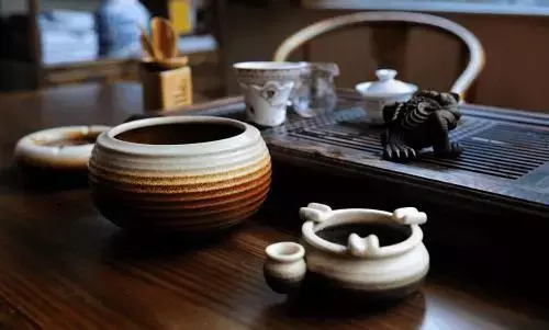 香山居士酷爱茶，始于酒，终于茶