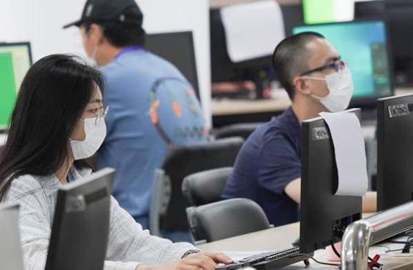 高考的答题卡扫描过程曝光，不少人觉得老师省事了，学生可苦了