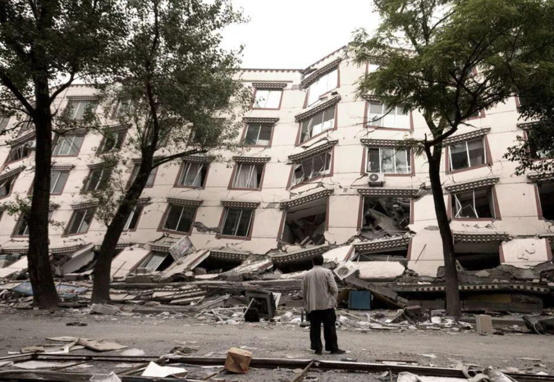 地震时,低楼层和高楼层哪个安全性更高?从楼房倒塌原因讲起