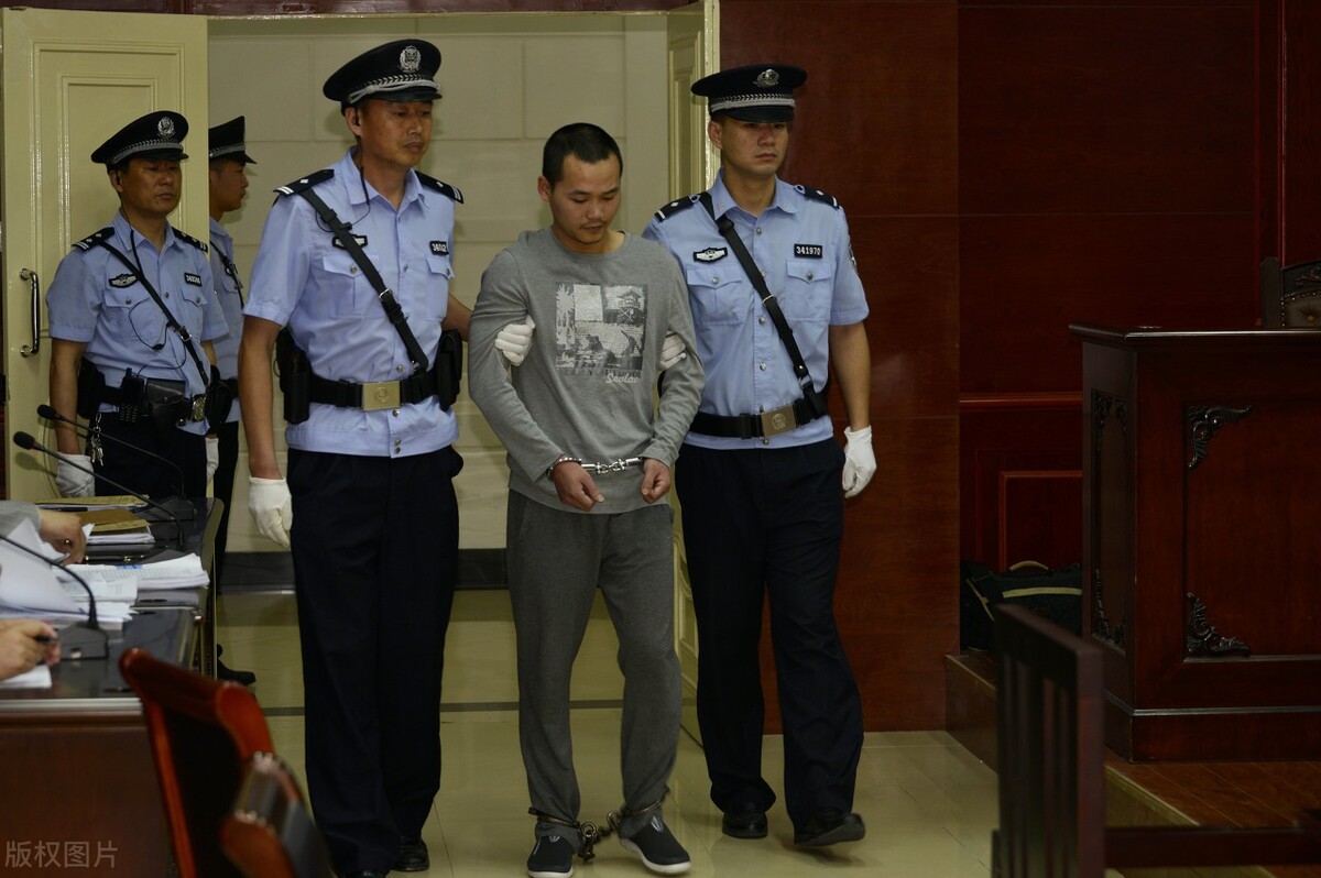 男子将挑衅者捅死，构成正当防卫吗？法院将如何量刑？