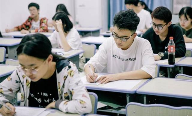 高考能不能比模拟成绩高，高三老师道出真相，听到解释后放心了