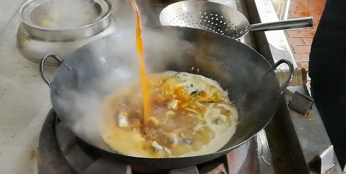 淮扬菜大厨手把手教你红烧鳗鱼的经典做法，汤汁鲜香，鱼肉软糯