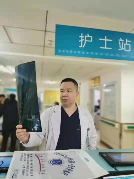 “眼皮跳”，脸部肌肉抽搐，面肌痉挛久拖不治，毁的何止是颜值