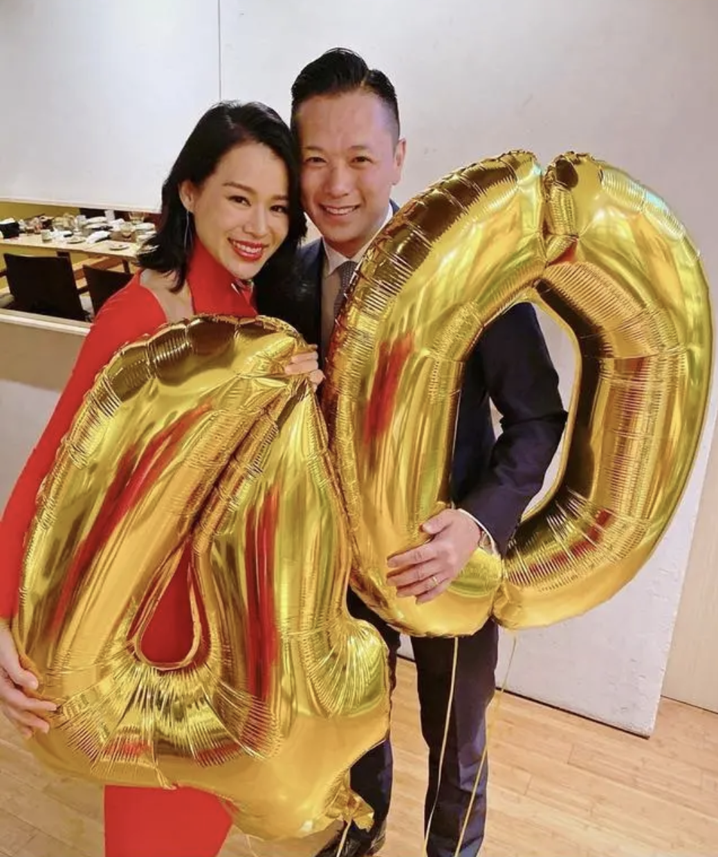 胡杏儿42岁生日，李乘德晒全家福喊老婆“女王”，仨儿子帅气可爱