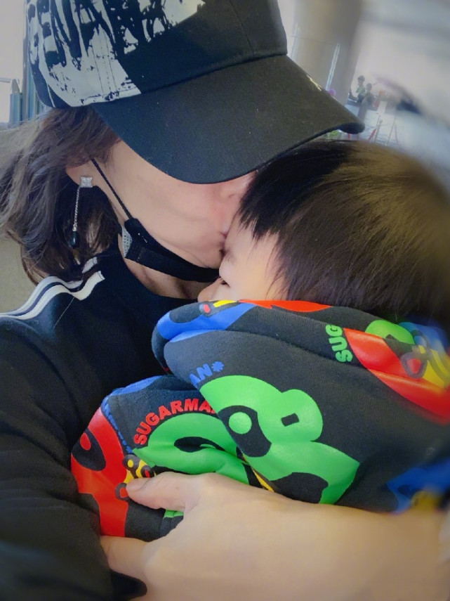 章子怡被儿子抢签名笔直呼小捣蛋，弟弟亲吻妈妈电影海报萌化了