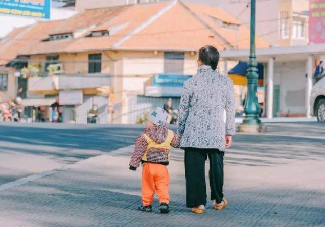 孩子更爱姥姥还是奶奶，逃不开大人的表现，宝宝并非“白眼儿狼”
