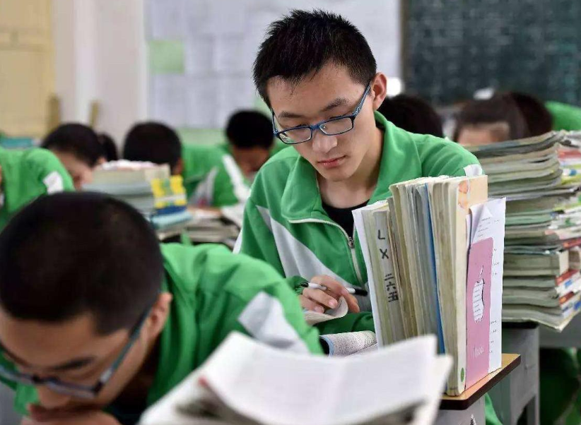 高考用甲骨文写作文，连批卷老师都看不懂，被破格录取后泯然众人