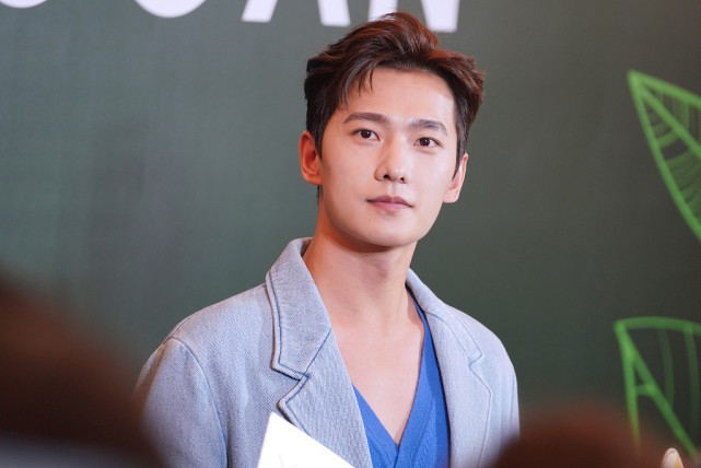 杨洋的长相太"少年"了,就算梳着略显油腻的发型,也好帅气