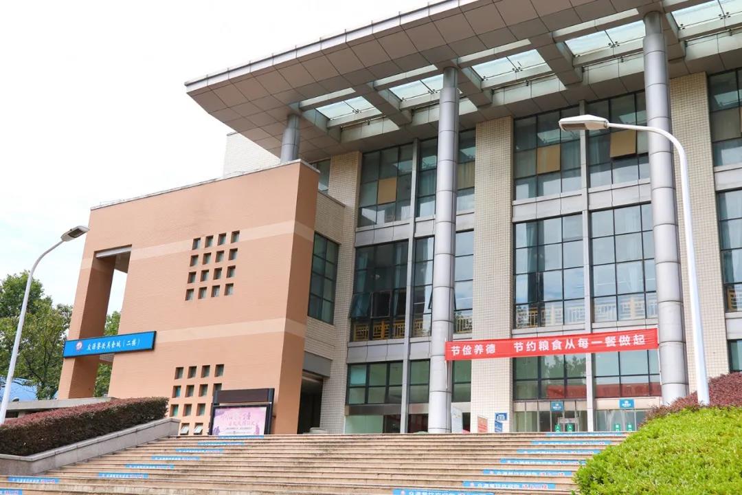 湖北“超火”高校：8大豪华食堂，高大上图书馆，4个校门竟然都通地铁！