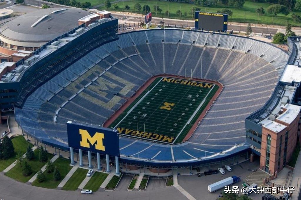 密歇根体育场是世界上最大的校园球场,隶属于密歇根大学